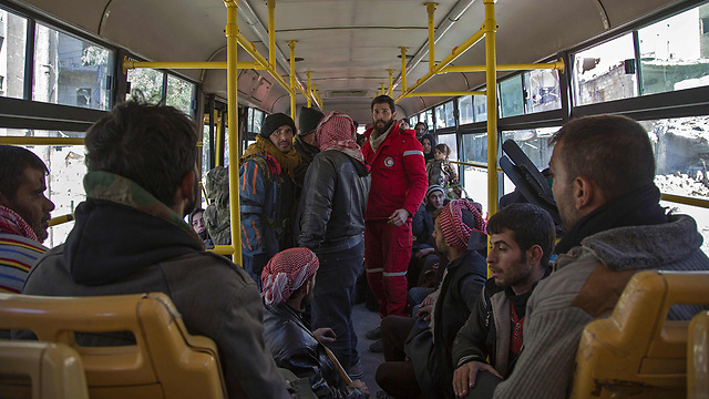 מפונים בתוך אחד האוטובוסים (צילום: AFP) (צילום: AFP)