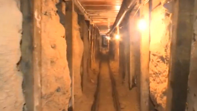בתוך המנהרה במכסיקו (צילום: רויטרס) (צילום: רויטרס)