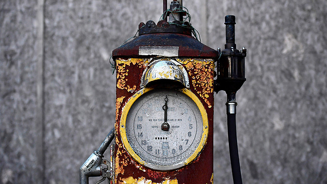 משאבת דלק חלודה בתחנת דלק שנסגרה לפני שנים בטרוברידג' (צילום: רויטרס) (צילום: רויטרס)