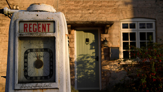 משאבת דלק ישנה בכניסה לבית בכפר ליד סטרוד (צילום: רויטרס) (צילום: רויטרס)