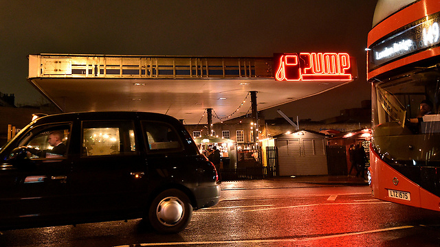 תחנת דלק לשעבר במזרח לונדון, המשמשת כיום כמשכנם של בר, בתי קפה ומסעדות (צילום: רויטרס) (צילום: רויטרס)