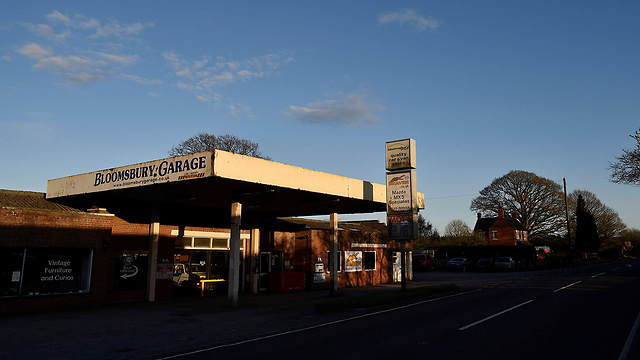 אולם המכירות שהיה תחנת דלק ליד טלפורד (צילום: רויטרס) (צילום: רויטרס)