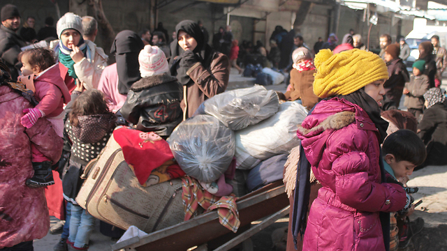 בריחת אזרחים מחלב, סוריה. מצב הולך ומידרדר (צילום: EPA) (צילום: EPA)