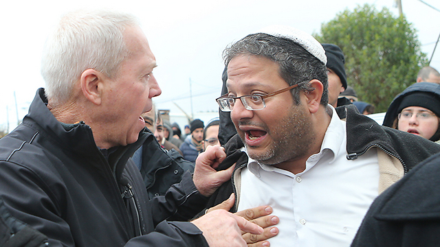 Galant with attorney Itamar Ben-Gvir, who the minister said led the group of protesters (Photo: Alex Kolomoisky)