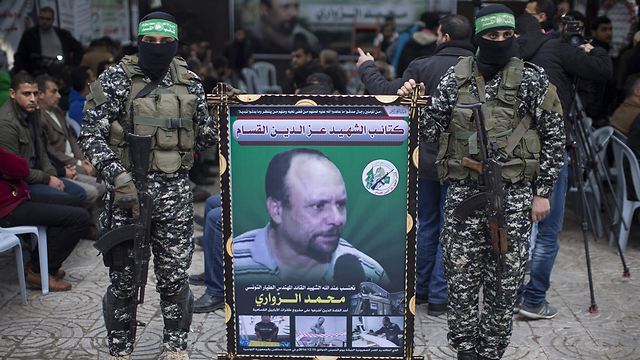 אנשי הזרוע הצבאית של חמאס בעזה, עם תמונת א-זווארי (צילום: AFP) (צילום: AFP)