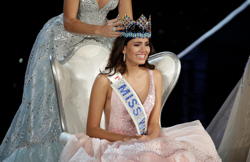הכי יפה בעולם. מיס פוארטו ריקו סטפני דל וולה ברגע ההכתרה אמש (צילום: רויטרס)