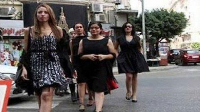 המצריות שהשתתפו בצעדה ברחובות קהיר לבושות שמלות ()