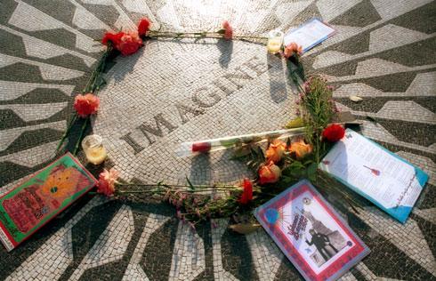 בכניסה לבניין ארב לג'ון לנון המתנקש (צילום: Gettyimages)