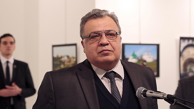 השגריר קרלוב נואם הערב בגלריה, רגעים לפני הירי (צילום: AP) (צילום: AP)
