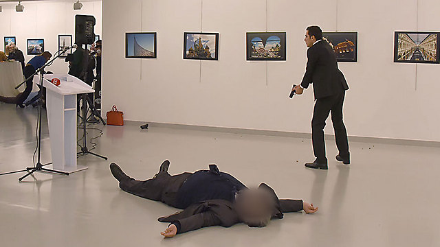 השוטר היורה ממשיך לצעוק - בעוד השגריר דמם למוות (צילום: AFP) (צילום: AFP)