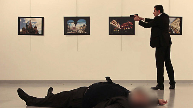 המתנקש מעל גופת השגריר קרלוב (צילום: AFP) (צילום: AFP)