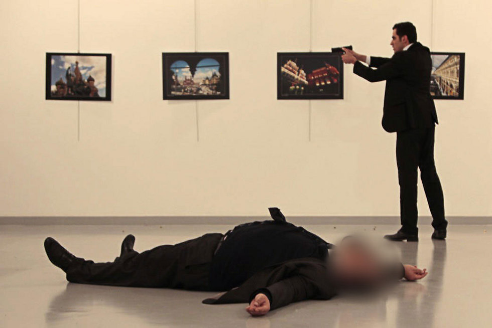 היורה לצד גופת השגריר (צילום: AFP) (צילום: AFP)