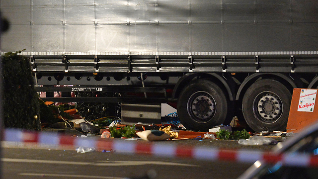 המשאית שפגעה בחוגגים בברלין (צילום: AFP) (צילום: AFP)