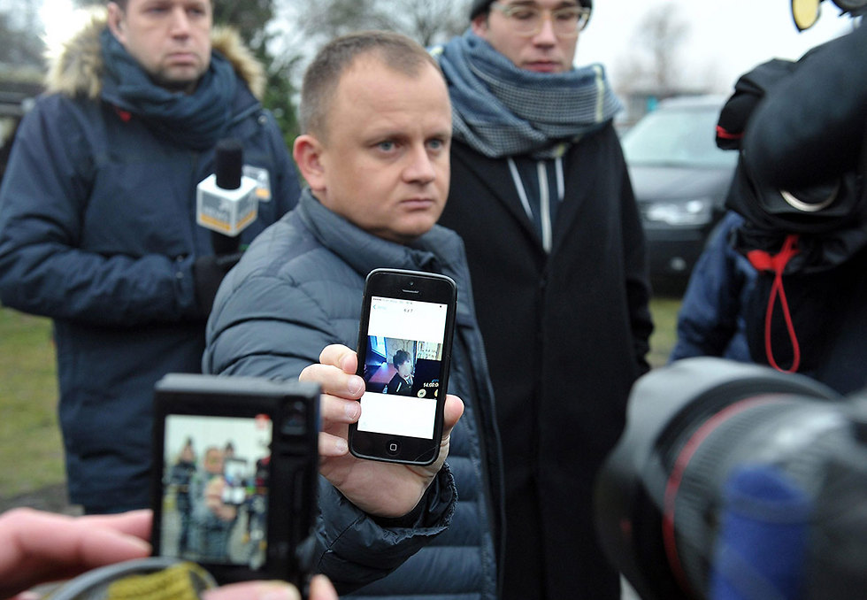 אריאל זורבסקי מראה את תמונתו של אורבן לתקשורת הפולנית (צילום: EPA) (צילום: EPA)