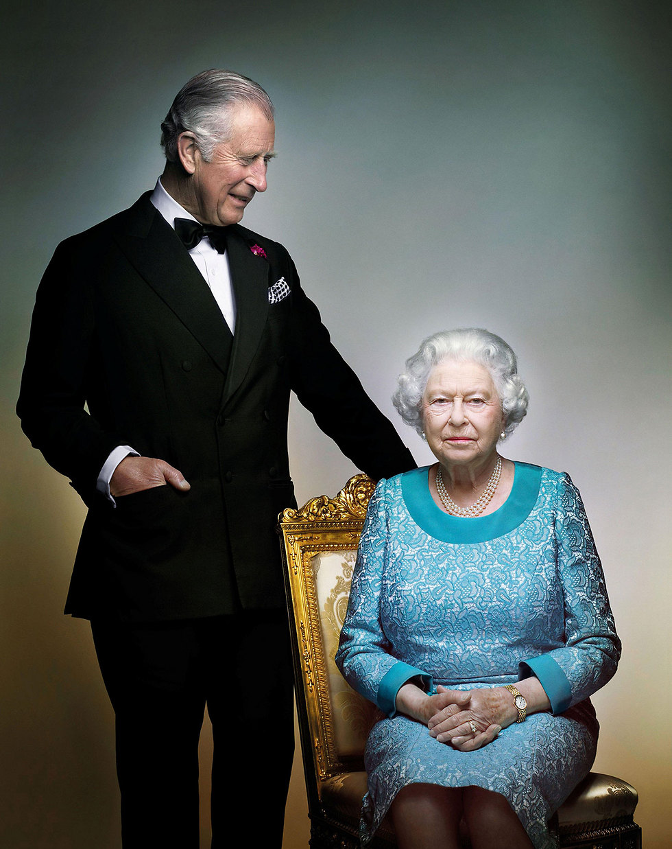 "תשתף בעבודתה את בני משפחה". המלכה אליזבת עם יורש העצר צ'ארלס  (צילום: רויטרס) (צילום: רויטרס)