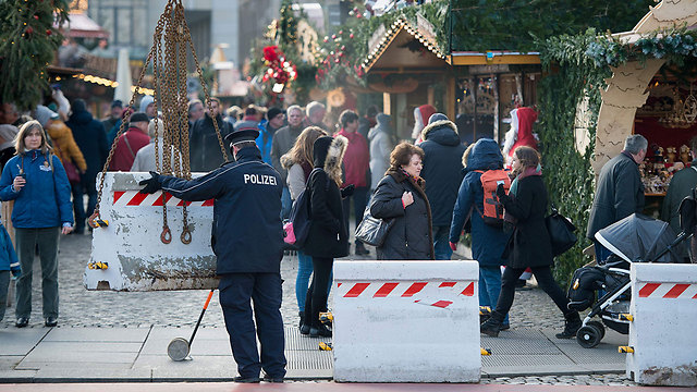 Berlin Christmas market surrounded by police (Photo: AFP)