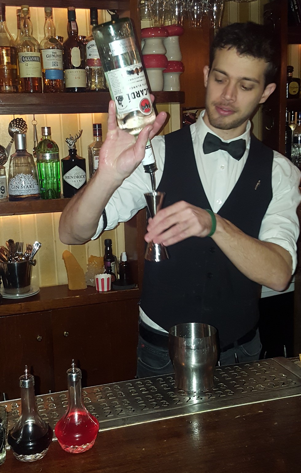 Barman Omri Blutstein mixing a drink at 223 (Photo: Miri Smerling)