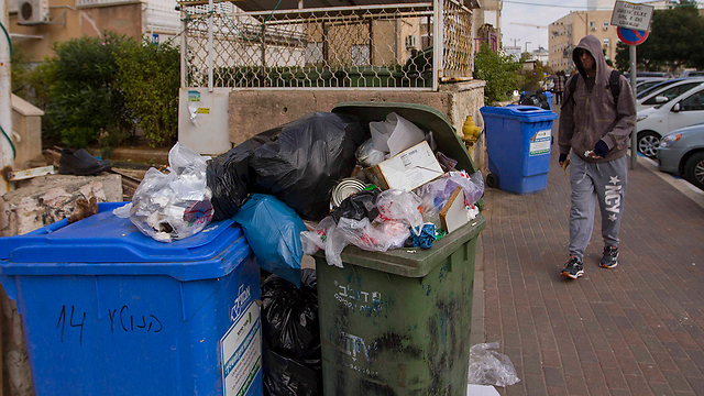Trash piling up in Netanya as municipalities go on strike (Photo: Ido Erez)
