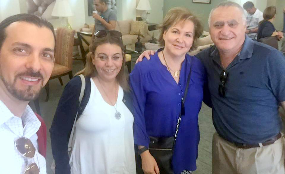 נשיאת סניף "ג'אפקו" באוונטורה, הישראלית מירי מזור, עם נציגי הקונסוליה הישראלית. ()