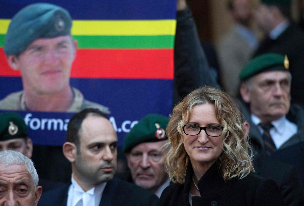 רעייתו של החייל בלקמן, קלייר, עם תומכיו (צילום: AFP) (צילום: AFP)