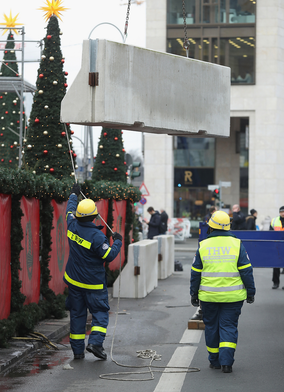 הצבת מחסומי בטון בברלין לאחר הפיגוע בשוק חג המולד בדצמבר (צילום: gettyimages) (צילום: gettyimages)