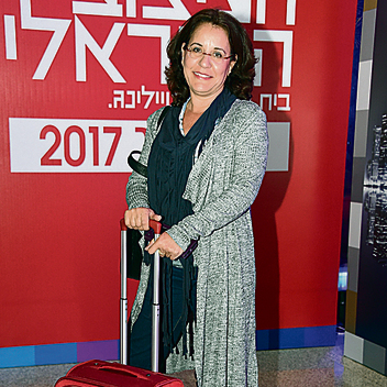טליה דולב מבאר אורה: "טסתי לברטיסלבה, בקרוב בודפשט, ובמאי מתכננים לונדון ב־ 100 יורו" | צילום: יאיר שגיא טליה דולב מבאר אורה: "טסתי לברטיסלבה, בקרוב בודפשט, ובמאי מתכננים לונדון ב־ 100 יורו" | צילום: יאיר שגיא
