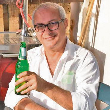 נצר גמליאלי: "לתל־אביב אני לא טס. יוצא מהבית שעתיים וחצי לפני הטיסה באוטובוס, וטס לבודפשט ב־ 160 שקל" | צילום: יאיר שגיא נצר גמליאלי: "לתל־אביב אני לא טס. יוצא מהבית שעתיים וחצי לפני הטיסה באוטובוס, וטס לבודפשט ב־ 160 שקל" | צילום: יאיר שגיא