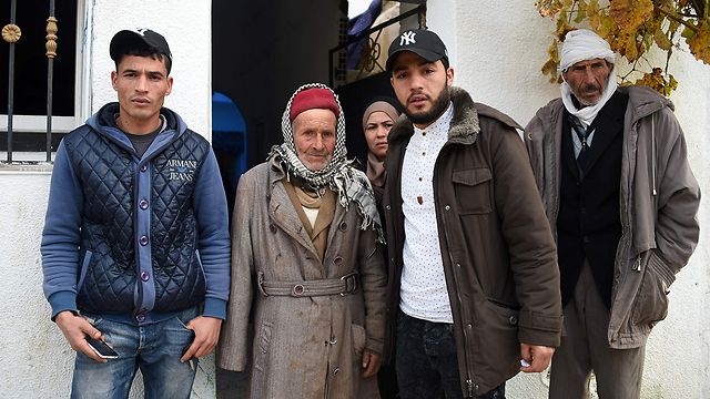 משפחתו של אל-עאמרי בתוניסיה. קוראת לו להסגיר את עצמו (צילום: AFP) (צילום: AFP)