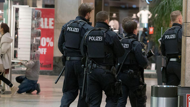 Police during security operation in Centro shopping center in Oberhausen (Photo: EPA)