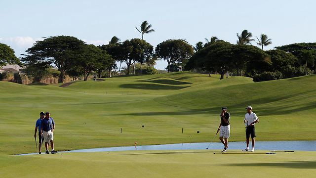 אובמה משחק גולף במהלך חופשתו בהוואי (צילום: AP) (צילום: AP)