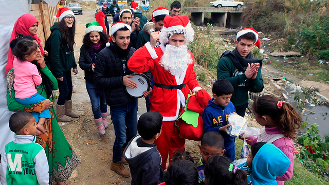פליטים סורים חוגגים את חג המולד בלבנון (צילום: AP) (צילום: AP)