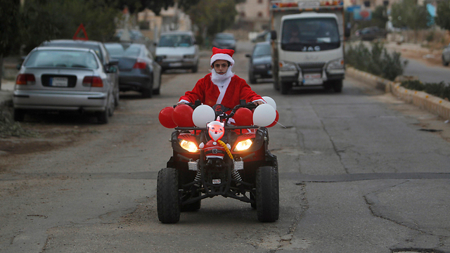 סנטה קלאוס בלבנון. הנוצרים בין הפטיש לסדן (צילום: רויטרס) (צילום: רויטרס)