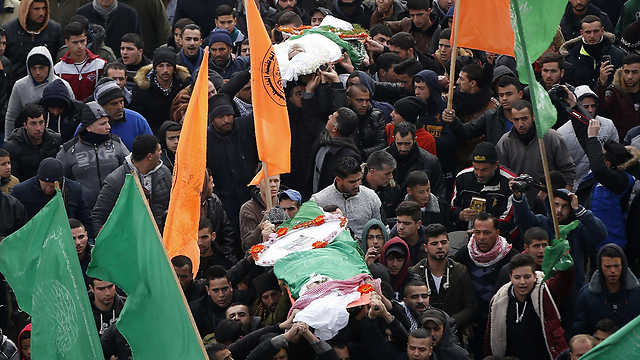 Palestinians hold funeral to terrorists returned by Israel last year (Photo: AFP)