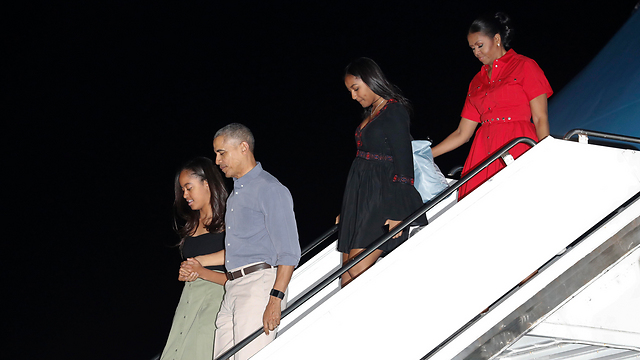 משפחת אובמה מגיעה להוואי (צילום: AP) (צילום: AP)