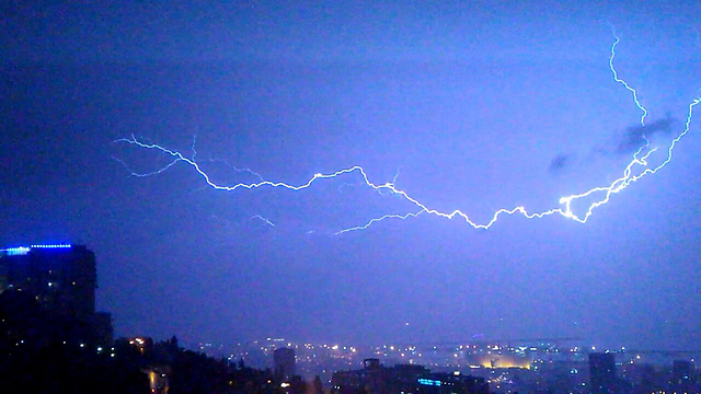 ברקים בלילה גשום בחיפה (צילום: גיא צולה) (צילום: גיא צולה)