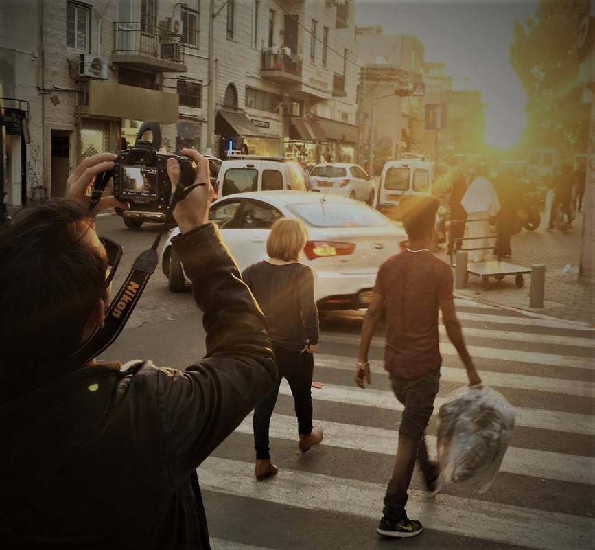 יניב יצחקי מצלם את אפקט סטונהנג' בתל-אביב (צילום: אוריאל בכר)