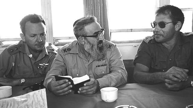 כוננות לפני המלחמה. הרב גורן עם גורודיש (מימין) ורם רון (צילום: במחנה, באדיבות ארכיון צה''ל במשרד הביטחון) (צילום: במחנה, באדיבות ארכיון צה''ל במשרד הביטחון)
