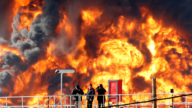 השריפה במיכל הבנזין במתחם בתי הזיקוק במפרץ חיפה (צילום: רויטרס) (צילום: רויטרס)