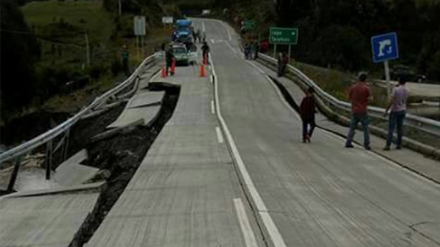 נזק בכביש בעקבות הרעידה הערב ()