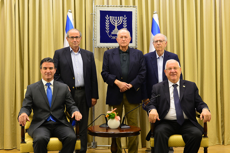 Mossad director Yossi Cohen, left sitting, and President Reuven Rivlin, right sitting, at the ceremony (Photo: Koby Gideon, GPO)