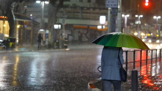 גשם חזק ברחוב אלנבי בתל אביב (צילום: מושיק שמע) (צילום: מושיק שמע)