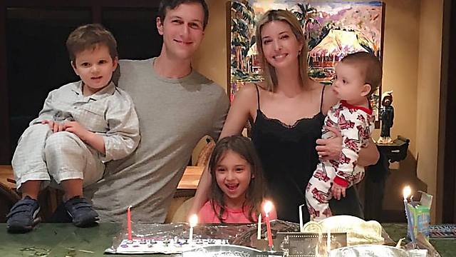 Красивая еврейская семья зажигает ханукальые свечи