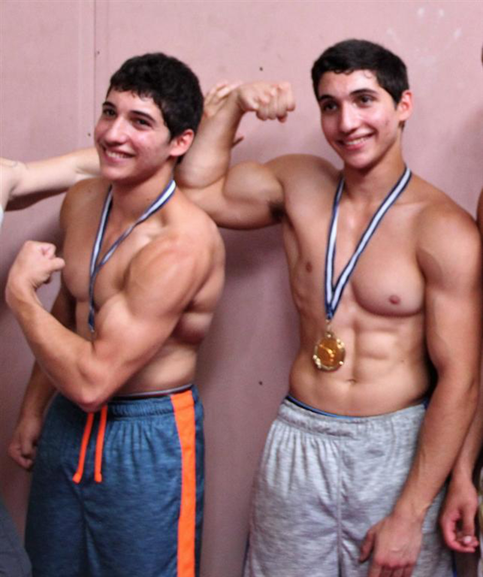 התאומים דן ותום רוזנברג לאחר הזכייה באליפות ישראל.  צילום: טל גורביץ (טל גורביץ) (טל גורביץ)