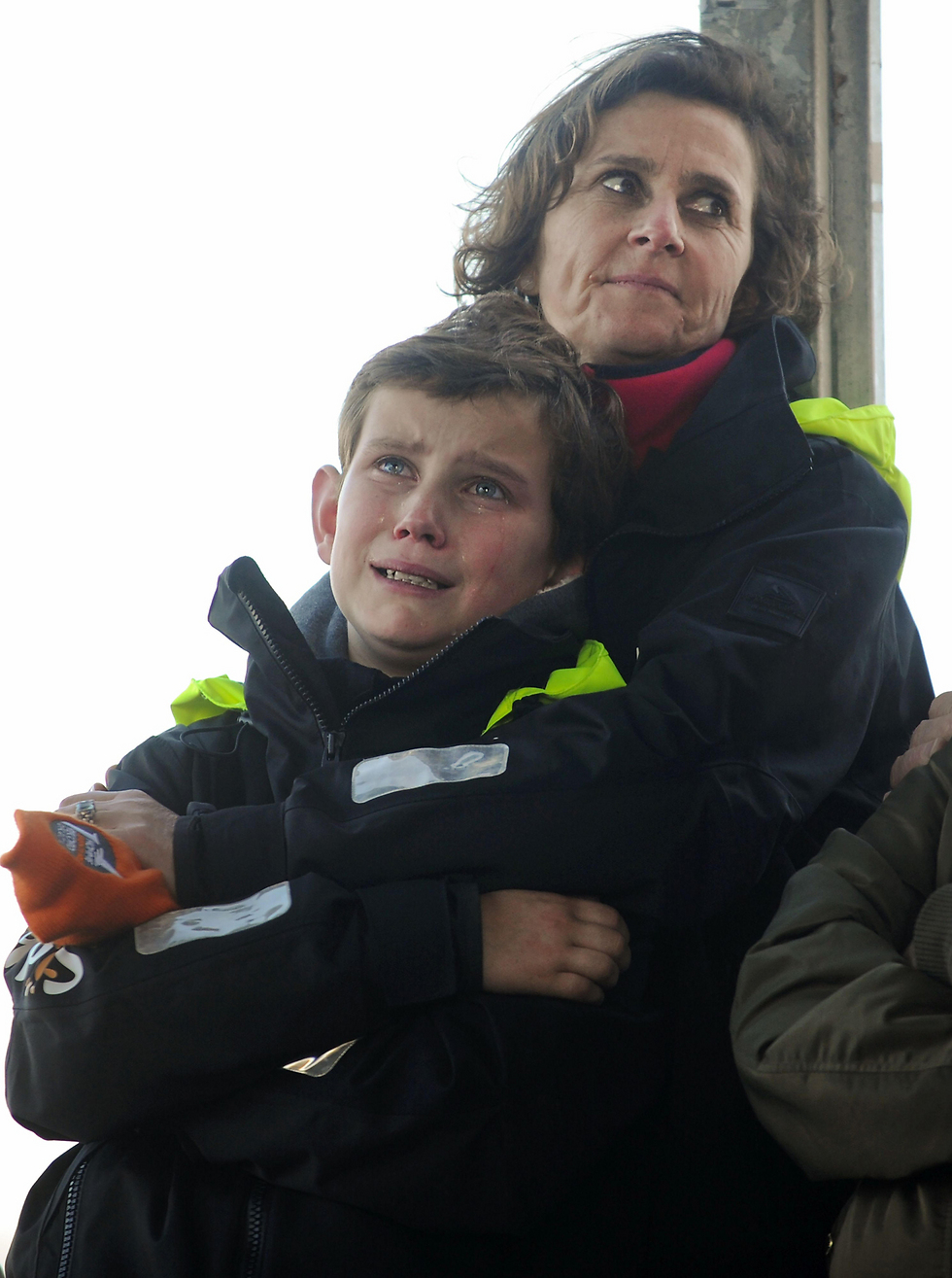 אשתו ובנו של תומא מחכים לו בברסט (צילום: AFP) (צילום: AFP)