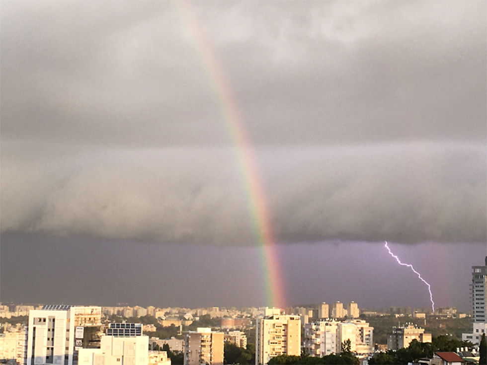 A storm over Givatayim (Photo: Maya and Yonatan Asif)