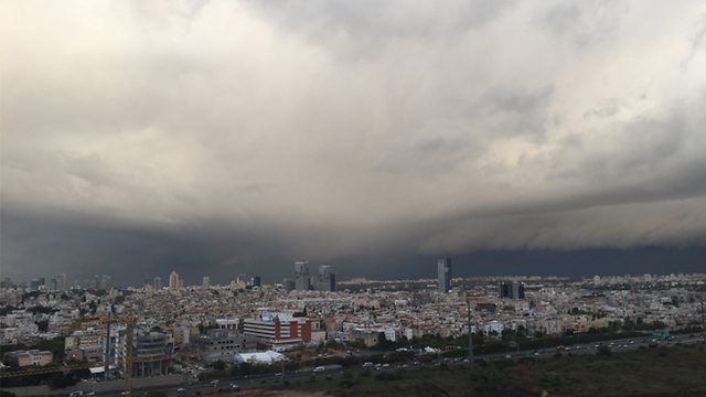 Rain clouds over Givat Shmuel (Photo: Ronen Rahamim)