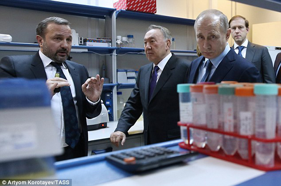 "מחפשים גם תרופות לסרטן ולמחלות לב". פוטין במפעל האנטי-אייג'ינג (צילום: Artyom Korotayev/TASS) (צילום: Artyom Korotayev/TASS)