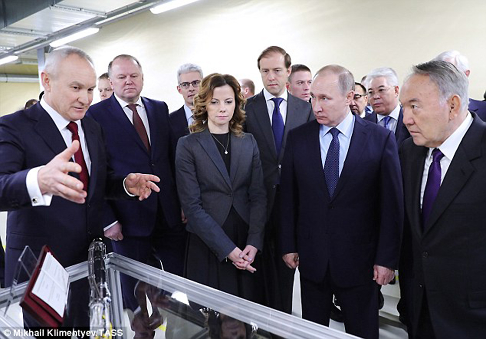 מימין: הנשיאים נזרבייב ופוטין עם אנשי המפעל (צילום: Mikhail Klimentyev/TASS) (צילום: Mikhail Klimentyev/TASS)