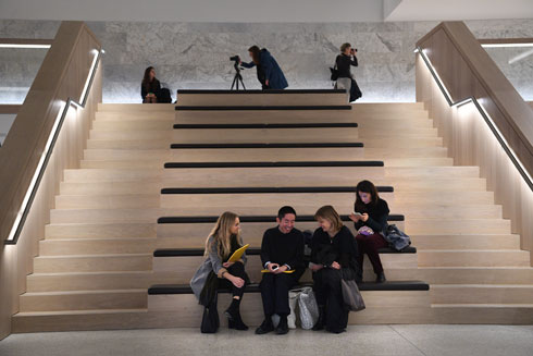 גרם מדרגות הישיבה באטריום המרכזי. אווירה ביתית (צילום: Gettyimages)
