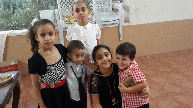 מימין: חוסאם, מרים, עומראן, רמא. מאחורה: סלמא. עומראן נהרג בתאונה, ושתי אחיותיו, רמא וסלמא, נפצעו קשה וכיום משותקות ()